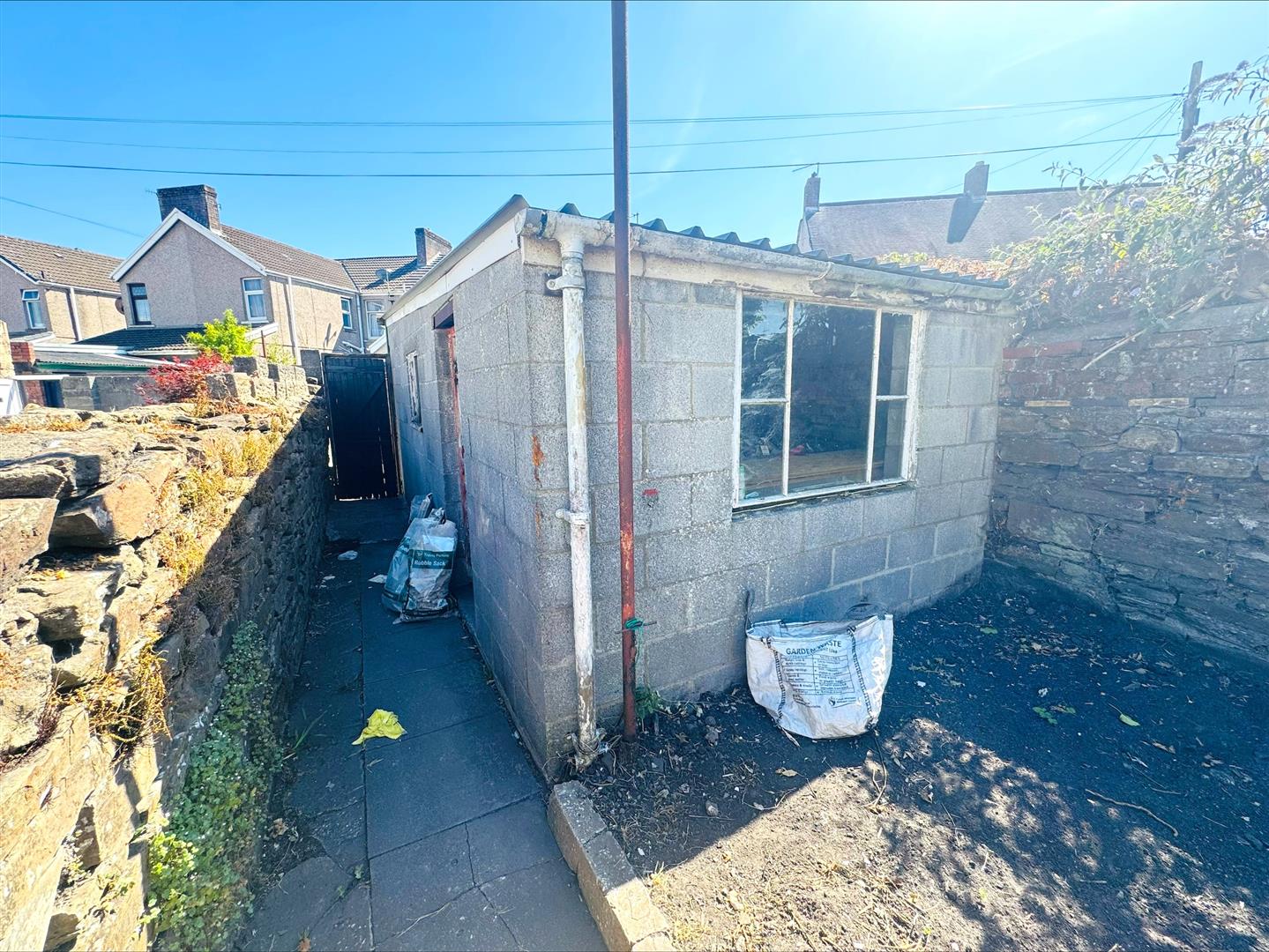 Pembrey Road, Llanelli, SA15 3BL